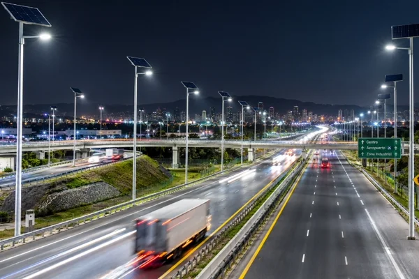 Alumbrado público solar en autopistas y vialidad urbana